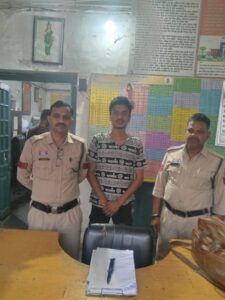 धारदार बटनदार चाकू से लोगों को डराने वाला आरोपी गिरफ्तार, भेजा गया जेल