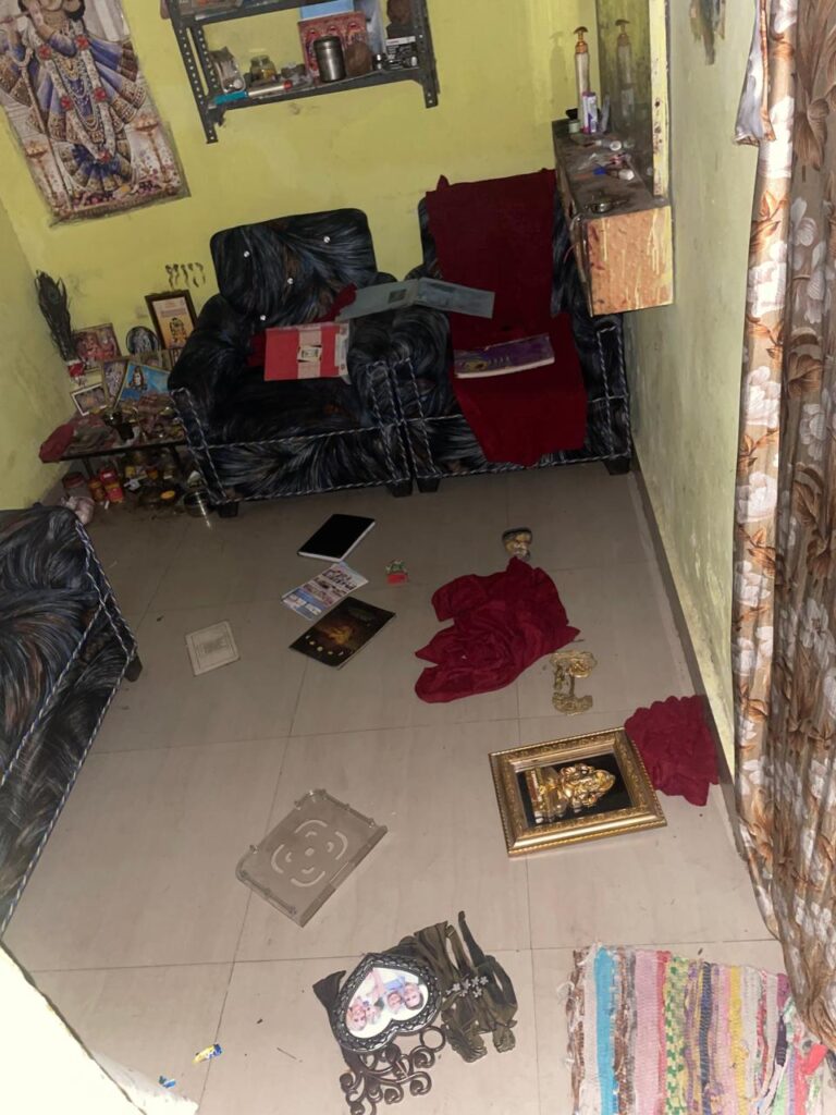देर रात फरीद खान ने घर में घुसकर कहा कि अगर मोहल्ले में रहना है तो उसे हर महीने देना होगा रुपए, तलवार लेकर घर में घुसे बदमाश ने आतंक मचाते हुए देवी देवताओं का भी किया अपमान