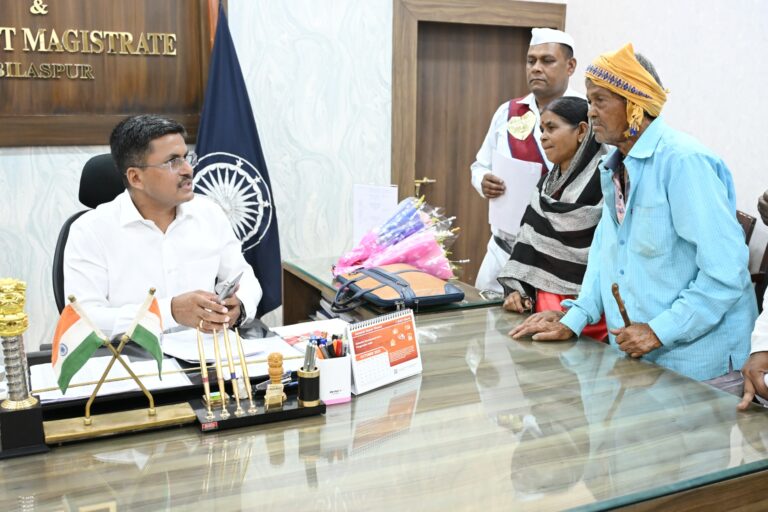 जनदर्शन में कलेक्टर ने सुनी लोगों की समस्याएं