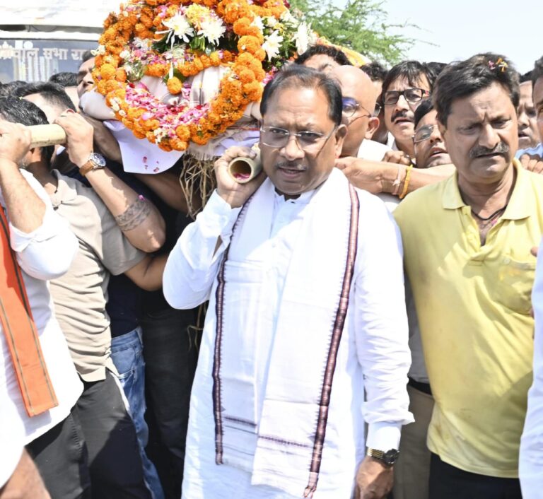 मुख्यमंत्री ने पहलगाम आतंकी हमले में दिवंगत श्री दिनेश मिरानिया के पार्थिव शरीर को दिया कंधा, अंतिम संस्कार में शामिल होकर दी श्रद्धांजलि