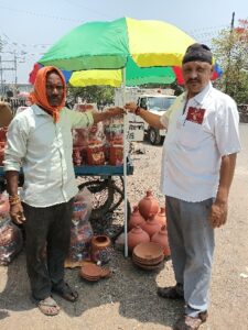 बिलासपुर: भीषण गर्मी में मटका वालों की मदद को आगे आए समाजसेवी चंचल सलूजा, गार्डन छाते भेंट कर दिखाया सेवा भाव