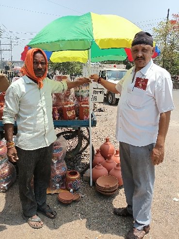 बिलासपुर: भीषण गर्मी में मटका वालों की मदद को आगे आए समाजसेवी चंचल सलूजा, गार्डन छाते भेंट कर दिखाया सेवा भाव