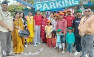 भीषण गर्मी में किया गया टोपी और छतरी का वितरण