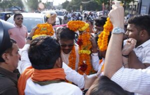 वन मंत्री केदार कश्यप का राजकिशोर नगर बजरंग चौक पर हुआ आतिशी स्वागत