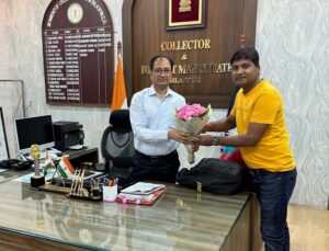बिलासपुर के नए कलेक्टर संजय अग्रवाल ने कार्यभार ग्रहण किया, डॉक्टर धर्मेंद्र दास ने मिलकर दी शुभकामनाएं