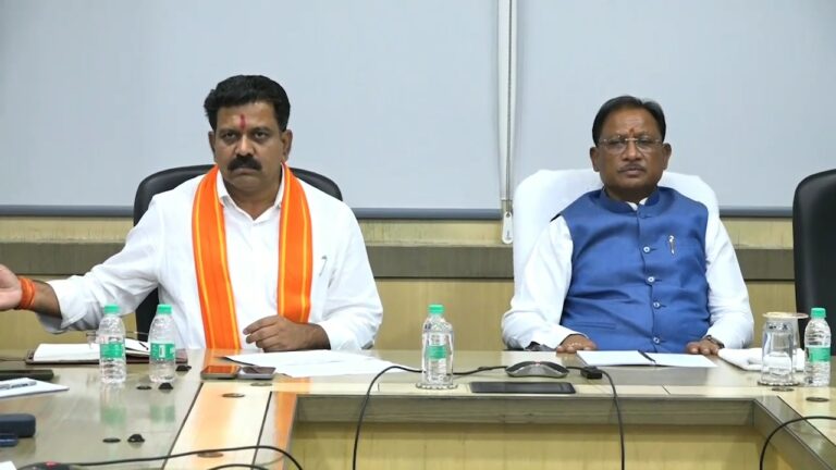 मुख्यमंत्री श्री विष्णु देव साय बैठक लेकर छत्तीसगढ़ और तेलंगाना की सीमा पर स्थित कर्रेगुट्टा की पहाड़ियों में संचालित नक्सल उन्मूलन अभियान की कर रहे समीक्षा