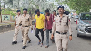 बार में जबरन घुसने की कोशिश और बाउंसर पर चाकू से हमला, तीन आरोपी गिरफ्तार, पुलिस ने निकाला जुलूस