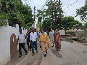 महापौर पूजा विधानी ने किया जोन क्रमांक 6 के वार्ड 45 का निरीक्षण, पार्षद वल्लभ राव ने गिनाईं समस्याएं