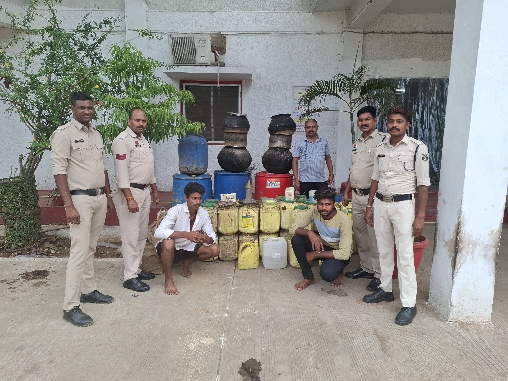 रतनपुर पुलिस की बड़ी कार्रवाई: दो शराब कोचिये गिरफ्तार, 304 लीटर कच्ची शराब बरामद