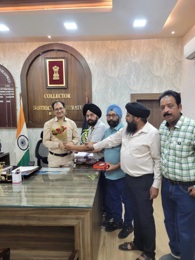 जिलाधीश संजय अग्रवाल का पंजाबी मानव सेवा समिति द्वारा भव्य स्वागत