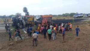 रतनपुर में टेलर और माजदा की भीषण टक्कर: एक की मौत, दो गंभीर रूप से घायल