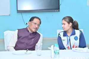 मुख्यमंत्री ने आकांक्षा विद्यालय में नीट जेईई कोचिंग के विद्यार्थियों से किया संवाद