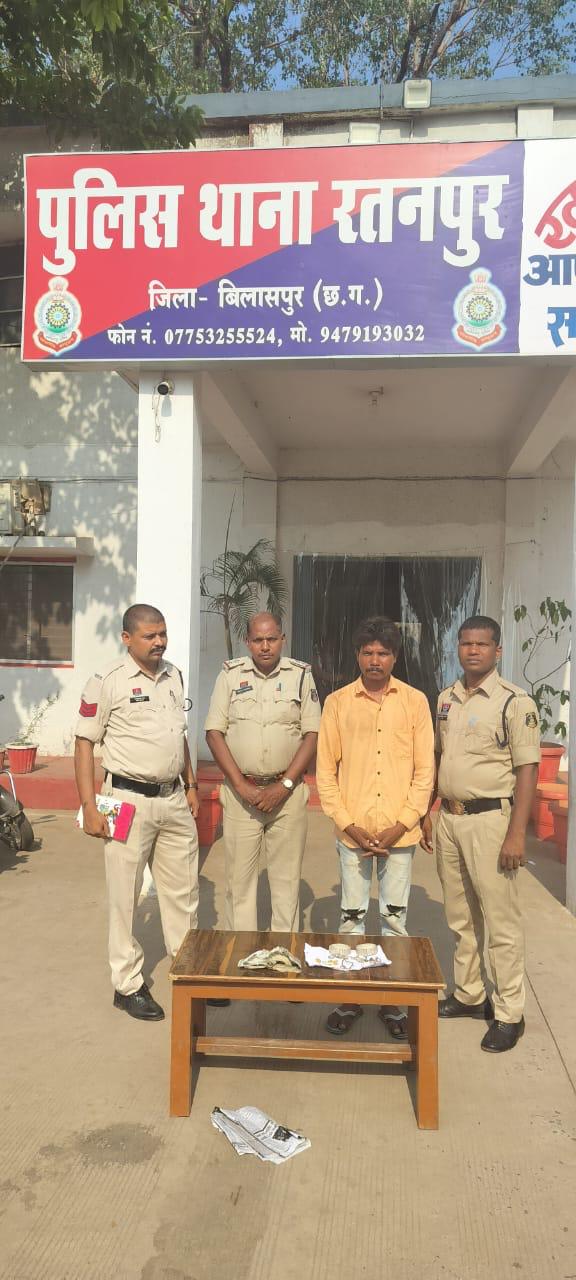 रतनपुर पुलिस ने सुने मकान में चोरी करने वाले आरोपी को चंद घंटों में किया गिरफ्तार, जेवरात और नगदी बरामद