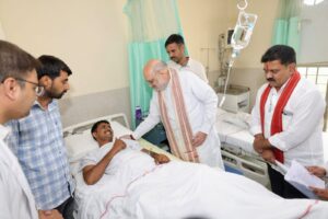 केंद्रीय गृहमंत्री श्री अमित शाह ने एम्स में घायल जवानों से की मुलाकात, कहा – देश को अपने वीर जवानों पर भरोसा है और उन पर गर्व भी