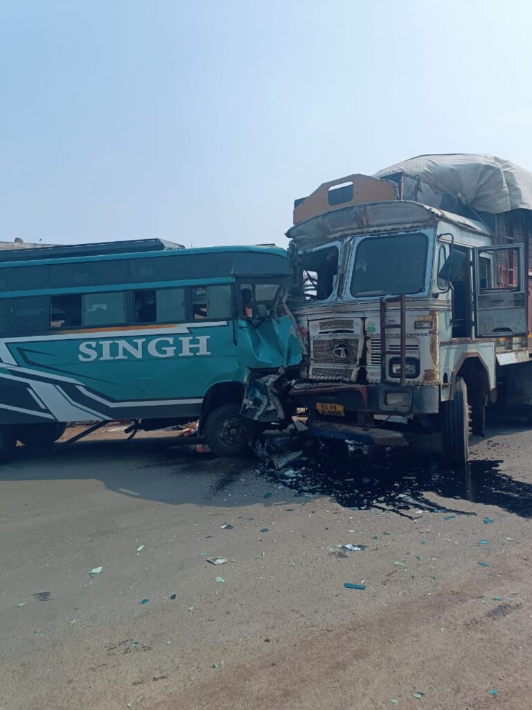 बिलासपुर में बस और ट्रक की सीधी टक्कर, 20 से अधिक यात्री हुए घायल