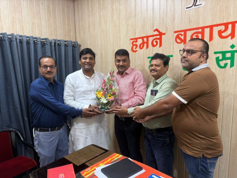 डॉ धर्मेंद्र दास ने की बेलतरा विधायक सुशांत शुक्ला से सौजन्य भेंट, पूर्वी मंडल बेलतरा में महत्वपूर्ण जिम्मेदारी दिए जाने और क्षेत्र में उनके प्रयास से सिटी बस सेवा को हरी झंडी मिलने पर जताया आभार