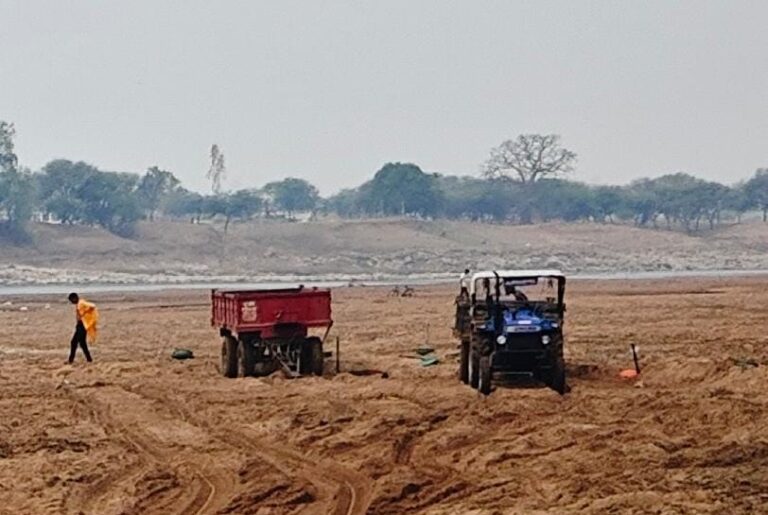 अवैध खनिज के विरुद्ध लगातार जारी है कार्रवाई, 2 ट्रेलर 2 हाइवा, 01 जेसीबी मशीन सहित 02 ट्रैक्टर जप्त