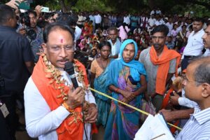 मुख्यमंत्री श्री विष्णु देव साय का हरगवां गांव में औचक दौरा, ग्रामीणों से किया सीधा संवाद