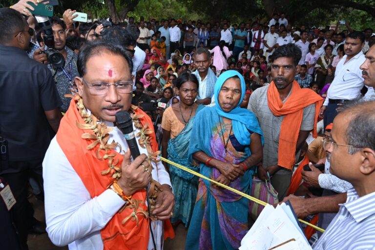मुख्यमंत्री श्री विष्णु देव साय का हरगवां गांव में औचक दौरा, ग्रामीणों से किया सीधा संवाद