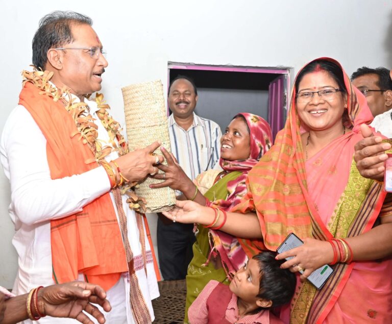 पहाड़ी कोरवा के पीएम जनमन आवास में पहुंचे मुख्यमंत्री, परिवार ने पारंपरिक रीति रिवाज और सरई फूल की माला से किया स्वागत, मुख्यमंत्री को भेंट की छिंद की चटाई, रागी, कुटकी और कटहल