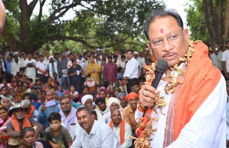 तेज हवाओं के बीच ढोढरीकला में अचानक उतरा मुख्यमंत्री का हेलिकॉप्टर, महुआ पेड़ के नीचे लगाई चौपाल