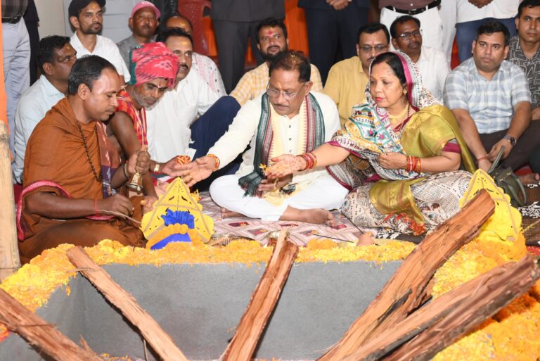 मुख्यमंत्री ने ग्राम दोकड़ा में भगवान जगन्नाथ मंदिर के प्राण प्रतिष्ठा कार्यक्रम में शामिल हुए,भगवान जगन्नाथ मंदिर की पूजा अर्चना कर प्रदेश की सुख समृद्धि और खुशहाली की कामना की, मुख्यमंत्री ने 24 लाख से अधिक की राशि से बनने वाले महतारी सदन भवन का भूमि पूजन किया