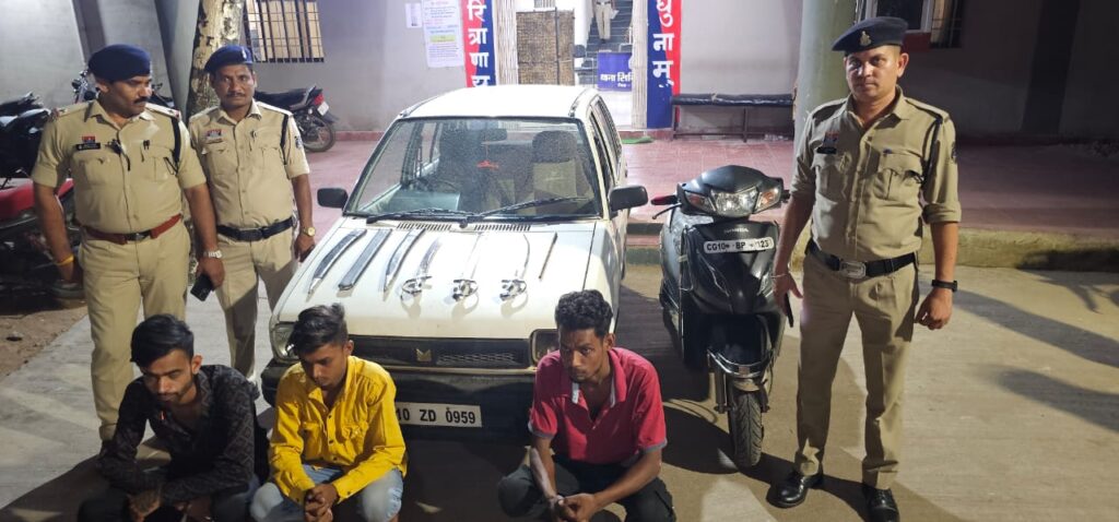 गुरुद्वारे में चोरी करने वाले गिरोह को सिविल लाइन पुलिस ने किया गिरफ्तारचोरी की रकम से खरीदी गई थी मारुति 800 कार, तलवार और लोहे की रॉड बरामद
