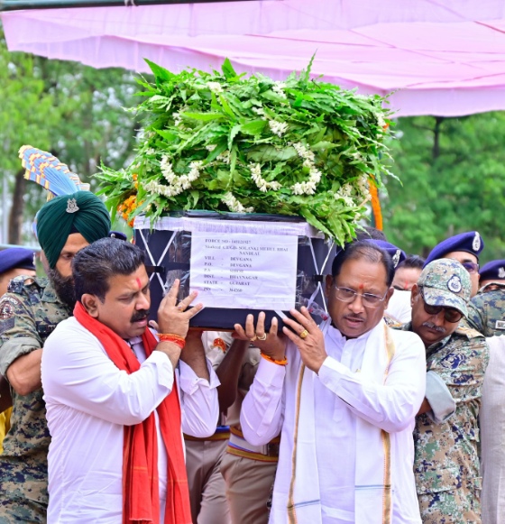 मुख्यमंत्री ने नक्सल मुठभेड़ में शहीद जवान मेहुल भाई को दी श्रद्धांजलि, शहीद मेहुल भाई के पार्थिव शरीर को कंधा देकर दी अंतिम विदाई, कहा – व्यर्थ नहीं जाएगा शहीद जवानों का सर्वोच्च बलिदान, नक्सलवाद के समूल नाश का संकल्प करेंगे पूरा