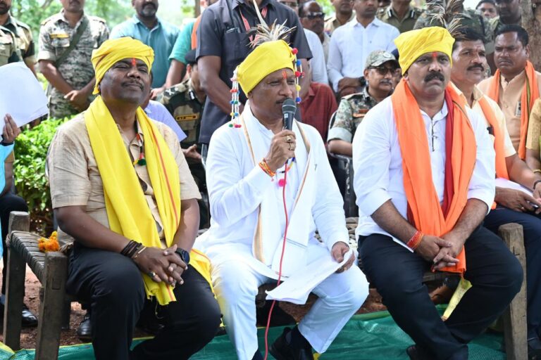 बासिंग कैम्प परिसर में मुख्यमंत्री ने लगाई जन-चौपाल, जनकल्याणकारी योजनाओं की क्रियान्वयन का लेने आया हूं जायजा – मुख्यमंत्री श्री विष्णुदेव साय, पारंपरिक तरीके से ग्रामीणों ने किया मुख्यमंत्री, उप मुख्यमंत्री और वनमंत्री का स्वागत