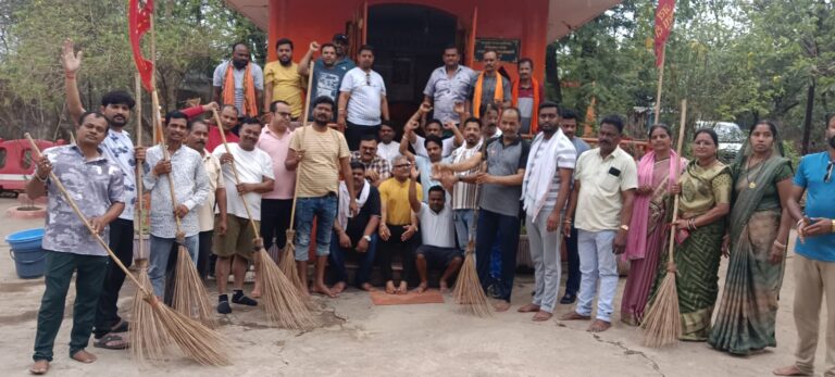 महारानी अहिल्याबाई होल्कर की 300वी जयंती पर राज किशोर नगर स्थित शिव कैलाश धाम मंदिर में बेलतरा पूर्व मंडल के कार्यकर्ताओं ने चलाया सफाई अभियान