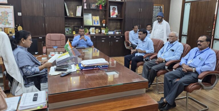 “भूमि अधिग्रहण की कार्यवाही प्रक्रियाधीन, अधिग्रहण की कार्यवाही पूर्ण होने के बाद होगा अरपा उद्गम पेंड्रा का का होगा संरक्षण कलेक्टर गौरेला पेंड्रा मरवाही ने दिया आश्वासन”अरपा नदी के उद्गम सहित जिले की सभी नदियों के संरक्षण हेतु कलेक्टर जीपीएम को सौंपा गया ज्ञापन