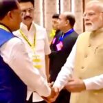 नीति आयोग की बैठक में दिखी आत्मीयता: जब प्रधानमंत्री श्री नरेंद्र मोदी ने मुख्यमंत्री श्री विष्णुदेव साय का थामा हाथ और कहा – छत्तीसगढ़ की बात अभी बाकी है