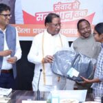 मुख्यमंत्री ने प्रतिभावान विद्यार्थियों को किया सम्मानित,लैपटॉप-टैबलेट भेंट कर बढ़ाया उत्साह