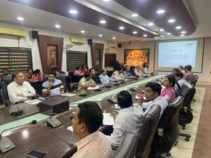 एक पेड़ मां के नाम अभियान: जिले में फिर चलेगा वृहद वृक्षारोपण अभियान, कलेक्टर ने ली उद्योगपतियों, अधिकारियों और समूह की दीदियों की बैठक, भू-जल संरक्षण, पर्यावरण सुरक्षा और जनभागीदारी पर कलेक्टर का जोर