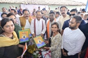 मुख्यमंत्री की चौपाल: कांकेर जिले के ग्राम मांदरी में उतरा मुख्यमंत्री का हेलिकॉप्टर