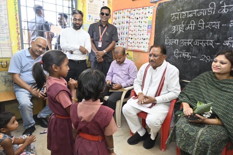 सुशासन तिहार के दौरे पर मुख्यमंत्री अचानक पहुंचे मांदरी गांव के आँगनबाड़ी केंद्र, बच्चों से आत्मीयता से मिले, आंगनबाड़ी की व्यवस्थाओं का लिया जायजा, बच्चों ने मुख्यमंत्री को भेंट किया फूलों का गुलदस्ता, सुनाई कविता, बच्चों को उपहार में मिली चाकलेट