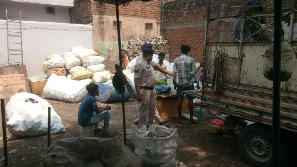 अवैध कबाड़ कारोबार पर पुलिस का शिकंजा, 4 कबाड़ी गिरफ्तार, 6 टन से अधिक कबाड़ जप्त