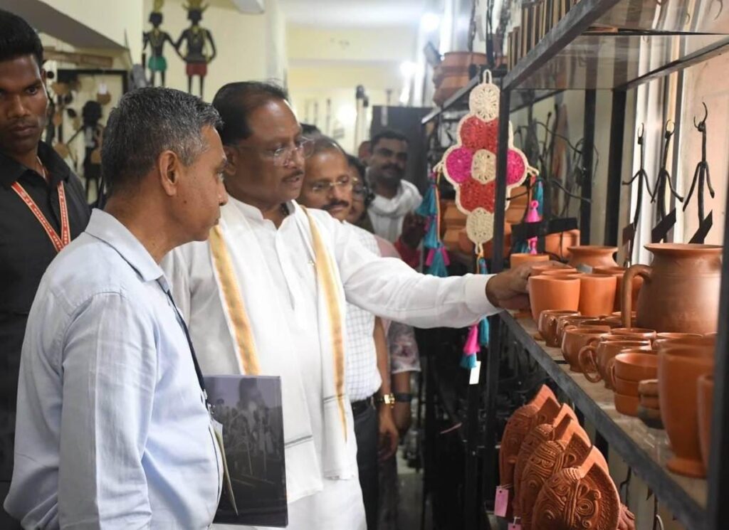 मुख्यमंत्री श्री साय का शिल्प नगरी कोंडागांव के शबरी एंपोरियम पहुंचे, बेलमेटल कलाकृतियों की सराहना की