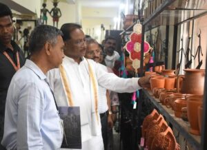 मुख्यमंत्री श्री साय का शिल्प नगरी कोंडागांव के शबरी एंपोरियम पहुंचे, बेलमेटल कलाकृतियों की सराहना की