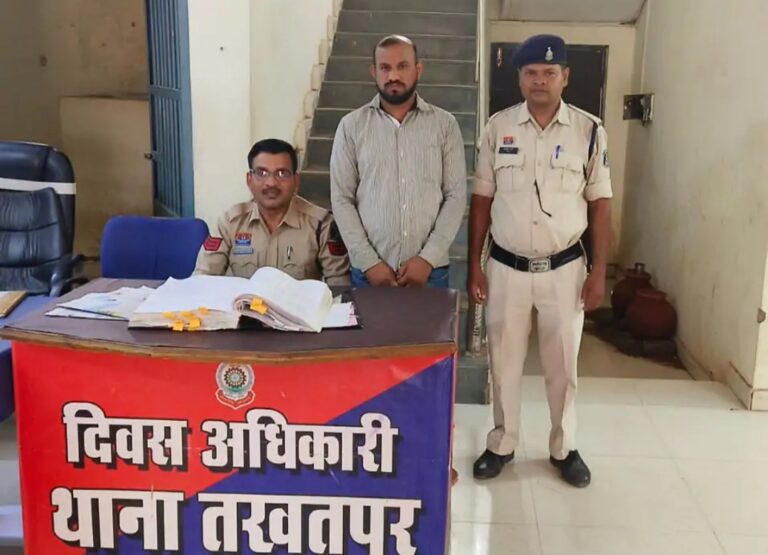 अपनी ही छात्राओं को बुरी नीयत से बैड टच करने वाला शिक्षक आखिरकार हुआ गिरफ्तार, फरारी के दौरान ही जिला शिक्षा अधिकारी ने किया था बहाल
