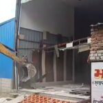 जवाली नाले के पास नजूल की जमीन पर बने अवैध निर्माण पर चला निगम का बुलडोजर