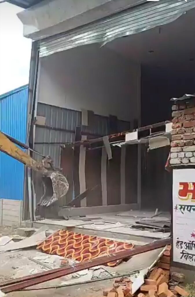 जवाली नाले के पास नजूल की जमीन पर बने अवैध निर्माण पर चला निगम का बुलडोजर