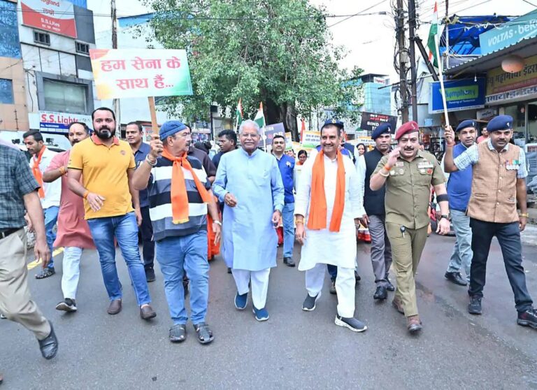 बिलासपुर में निकाली गई सिंदूर शौर्य यात्रा, पूर्व सैनिकों का हुआ सम्मान, 1100 दीप जला कर दी गई श्रद्धांजलि