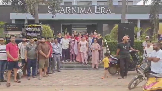 करीब एक सप्ताह से बिजली गुल होने के बाद टूटा स्वर्णिमा इरा के निवासियों के सब्र का बांध, विरोध में हुए लामबंद