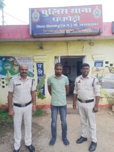 गर्भवती पत्नी को आत्महत्या के लिए विवश करने वाला पति गिरफ्तारपति की प्रताड़ना से तंग आकर 7 माह की गर्भवती महिला ने की थी आत्महत्या, पति जेल भेजा गया