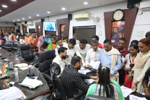 कलेक्टर ने साप्ताहिक जनदर्शन में सुनी लोगों की समस्याएं