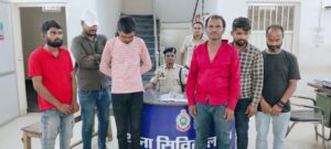 इमलीपारा मेन रोड पर खुलेआम जुआ खेलते 6 जुआरी गिरफ्तार – पुलिस ने मौके से नकद राशि व ताश की गड्डी जब्त की