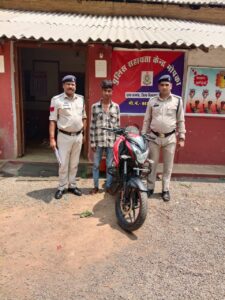 मोपका पुलिस की कार्रवाई: बाइक चोरी के तीन आरोपी गिरफ्तार, एक फरार