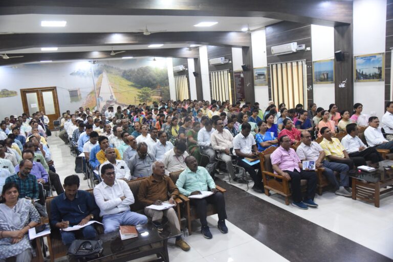 16 जून को शाला प्रवेश उत्सव के साथ खुलेंगे स्कूल, डेढ़ महीने बाद लौटेगी स्कूलों में रौनक, कलेक्टर ने प्राचार्यों और अधिकारियों की बैठक लेकर की शाला प्रवेश उत्सव की तैयारियों की समीक्षा, स्कूल परिसर से अतिक्रमण और गुटखा पाउच के दुकान हटाने दिए निर्देश