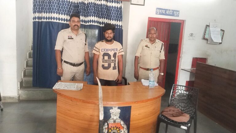 सोशल मीडिया पर अश्लील फोटो भेजने वाला आरोपी गिरफ्तार, तलवार भी जब्त